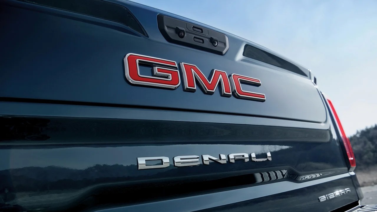 GMC 시에라 드날리 후면로고 / 사진=GMC