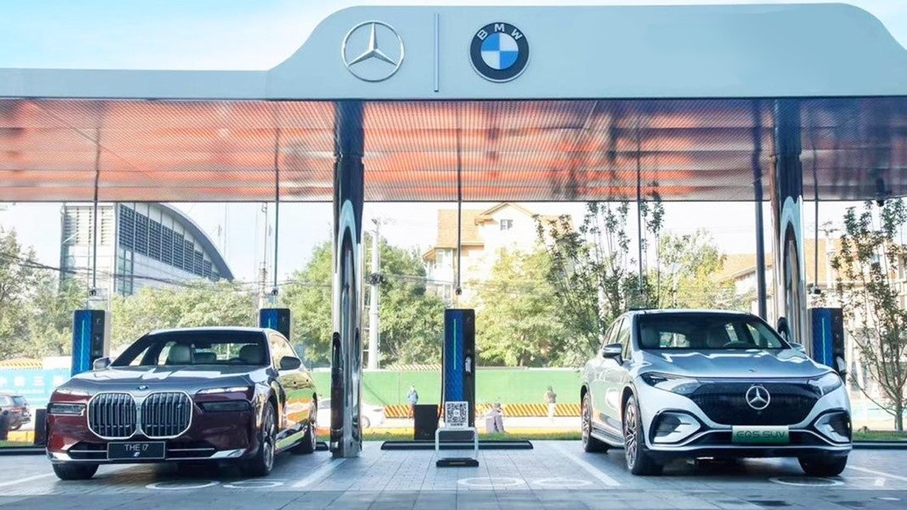 벤츠 EQS SUV와 BMW i7이 나란히 충전 중인 공동 충전소 / 사진=아이온치