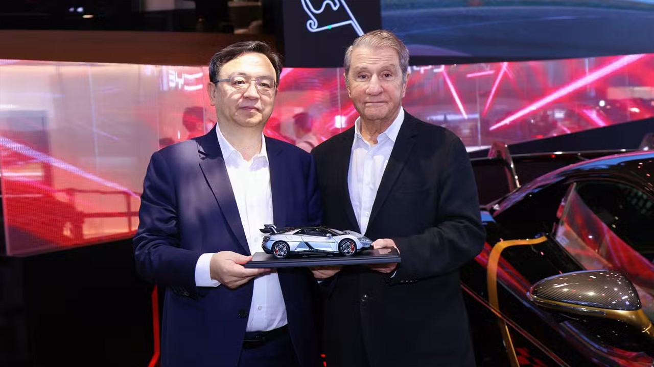 왕추안푸 BYD 회장과 닉 폴리티스 시드니 루스터스 회장 / 사진=BYD