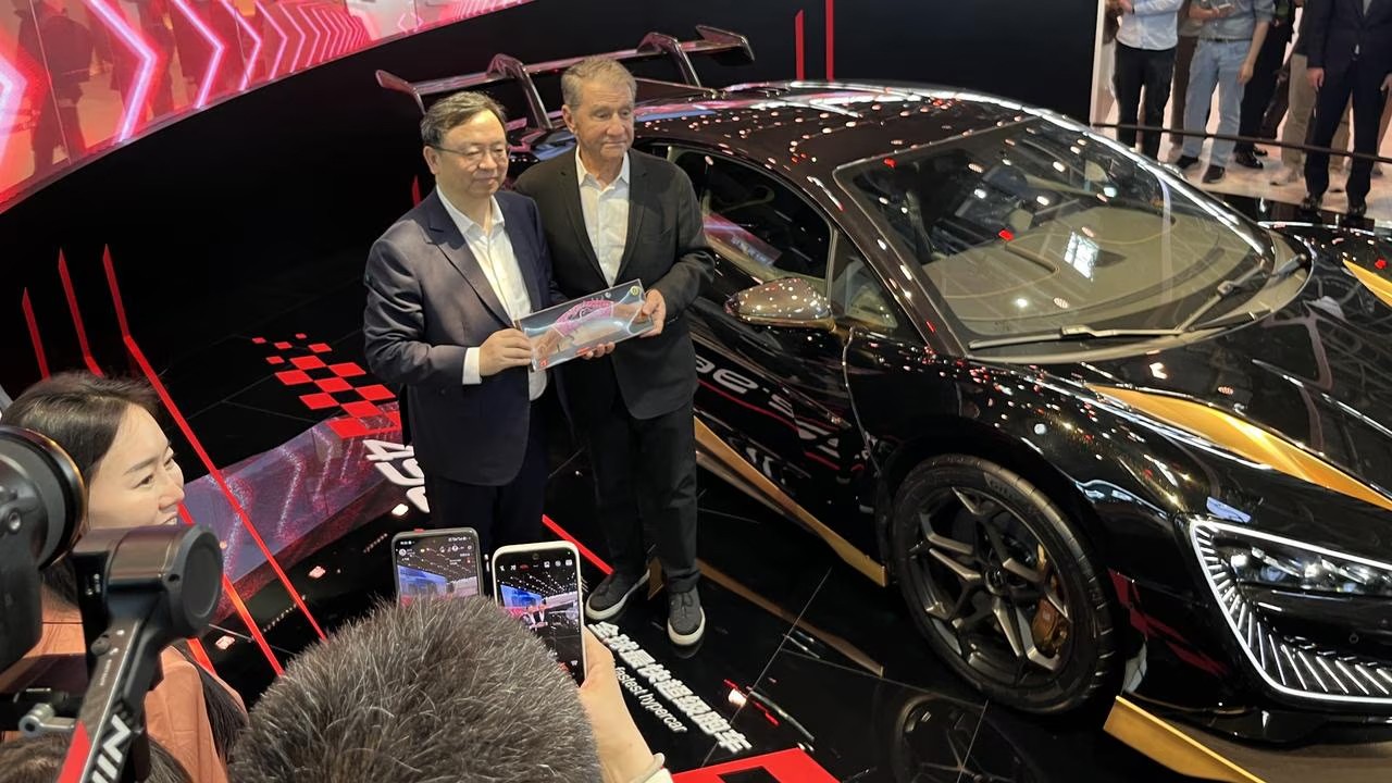 왕추안푸 BYD 회장과 닉 폴리티스 시드니 루스터스 회장 / 사진=BYD