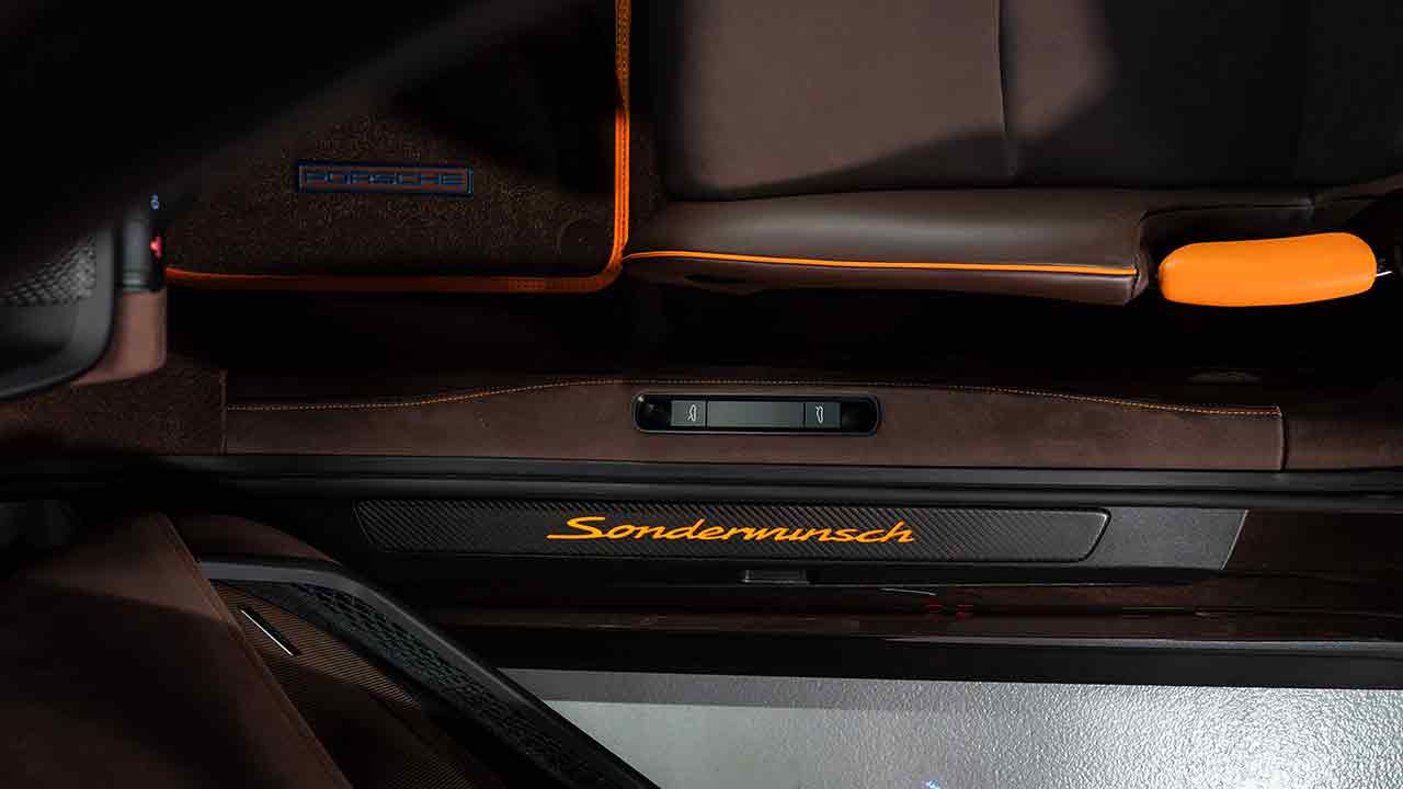 포르쉐&nbsp;2027년형 911 GT3 RS 존더분쉬 도어 스카프 / 사진=포르쉐
